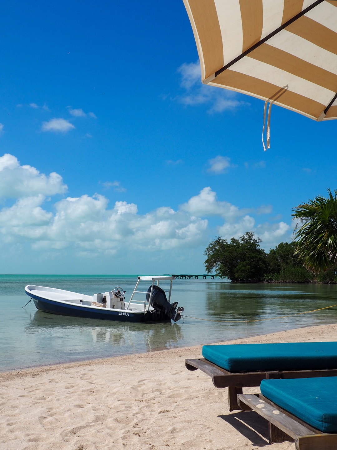 the pretty beach on the west side of Ambergris Caye