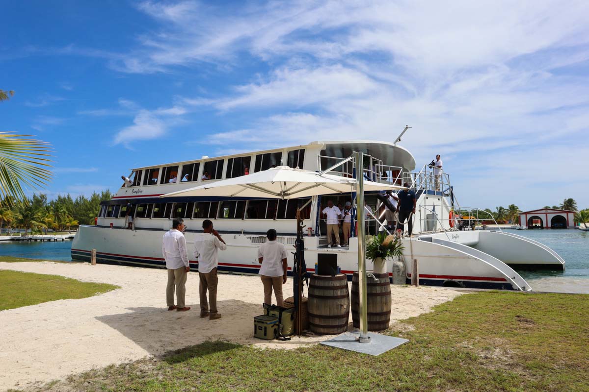 Boat arriving in Caye Chapel marina