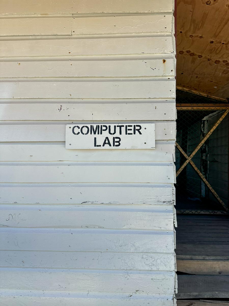 Large computer lab with air conditioning and a projector