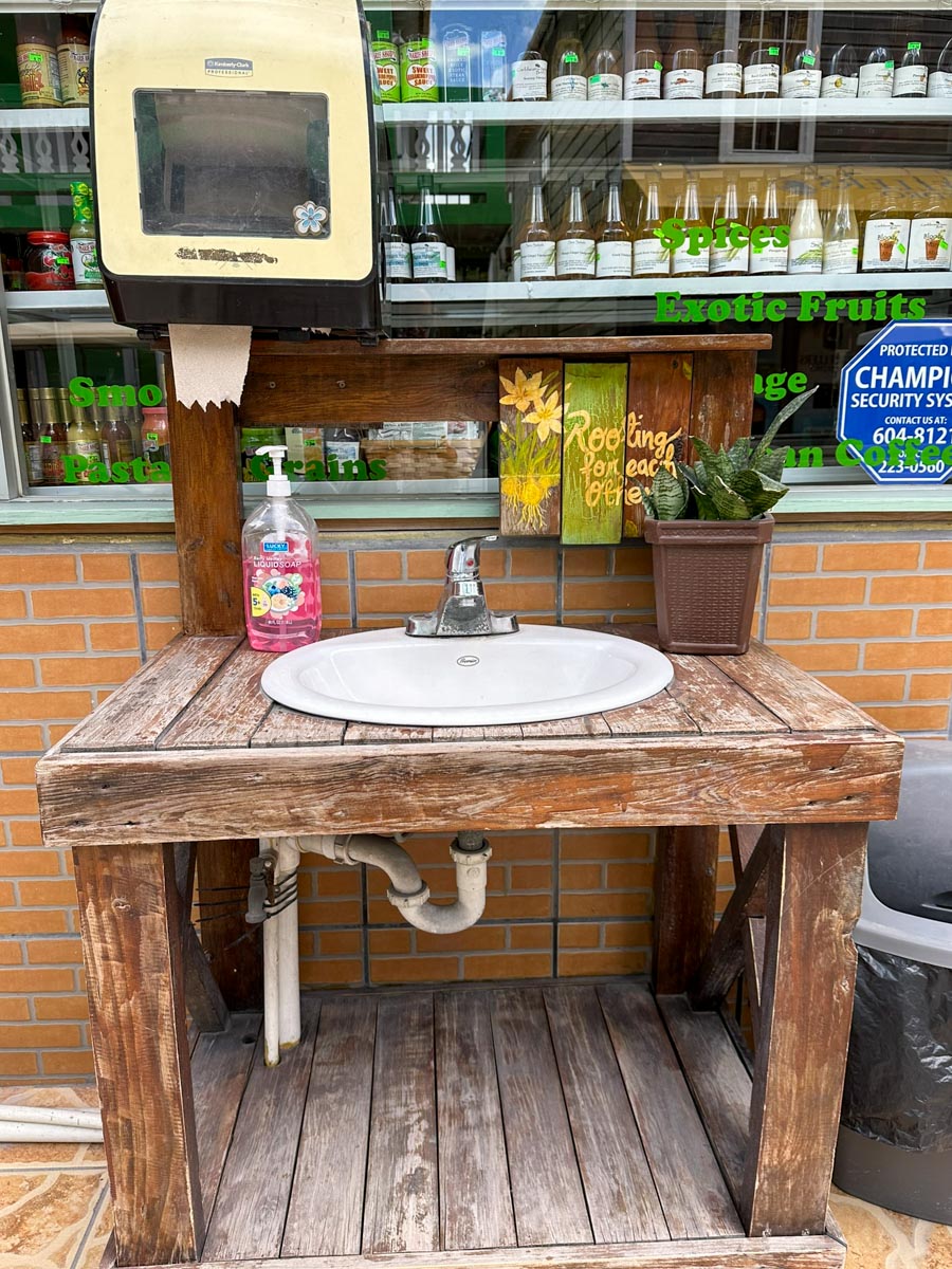 Greenhouse's outdoor sink